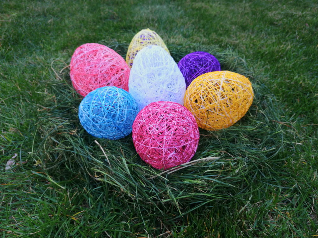 Hímző fonalból színes tojások