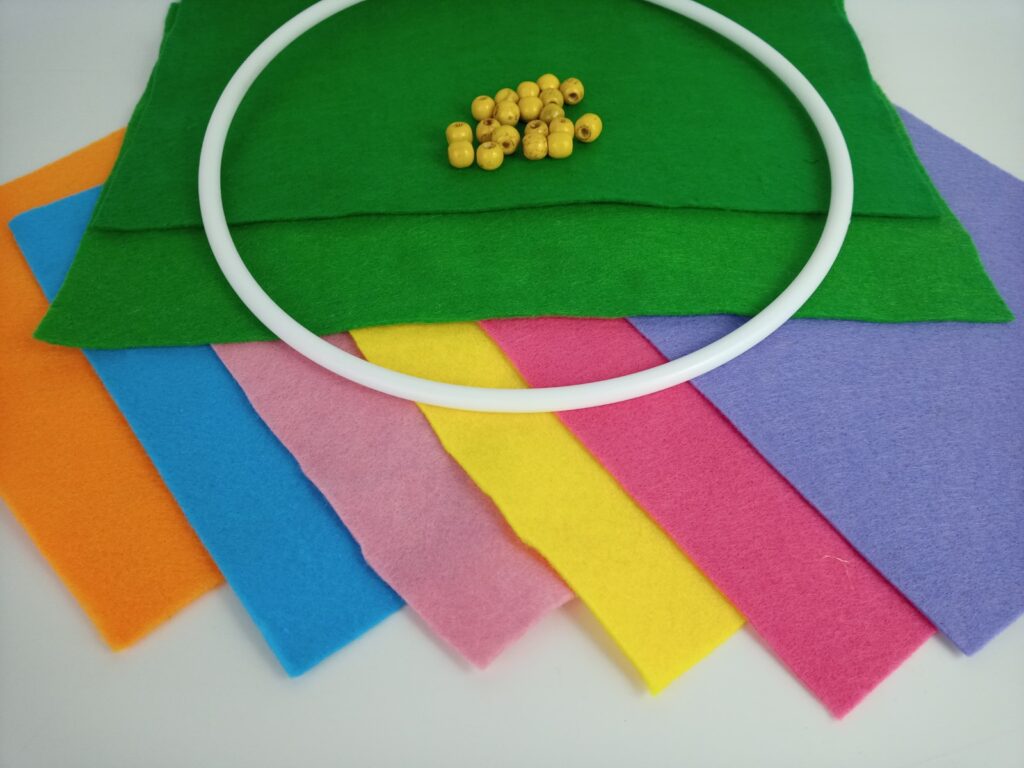 filc virágos ajtódísz hozzavalok